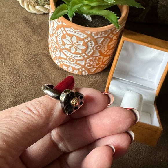 Elegant Louis Vuitton Black and Gold Heart Ring
Box Not Included like New - Picture 5 of 6